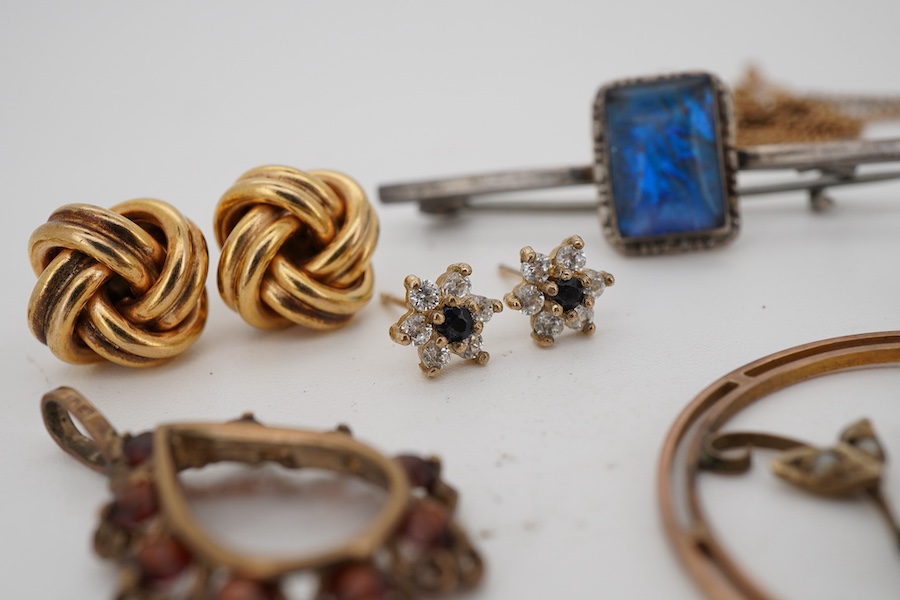 A collection of jewels, comprising: a pair of 9ct gold knot ear studs, diameter 11mm each, post fittings, British hallmarks, combined gross weight approximately 2.5 grams; an Edwardian peridot and seed pearl pendant moun